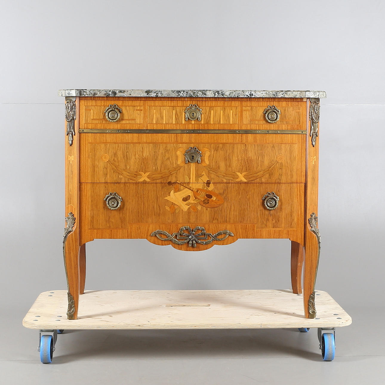 BYRÅ, gustaviansk stil, så kallad Hauptkopia, trä med marmorskiva, 1900-tal.