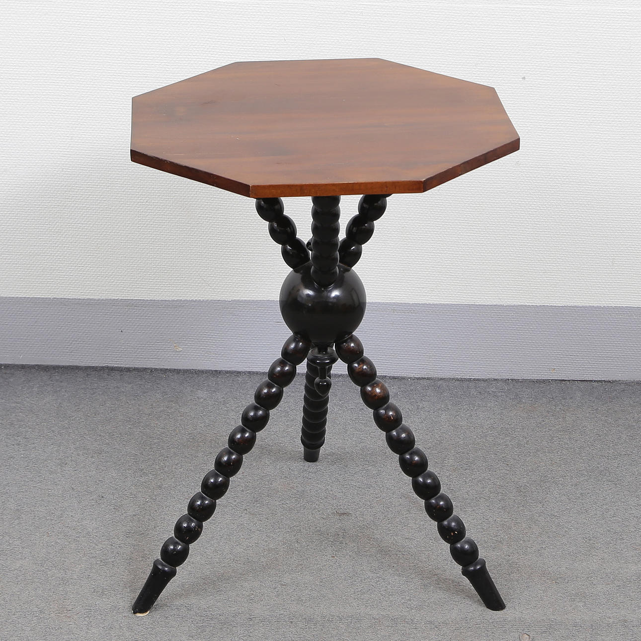 THREE-LEGGED TABLE, LATE 19TH CENTURY.