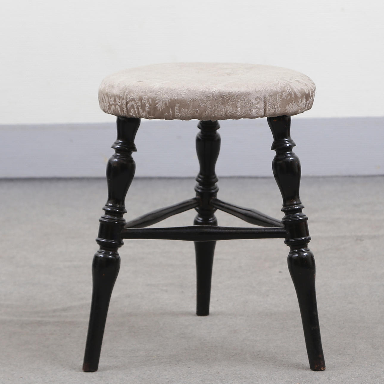 THREE-LEGGED STOOL, EARLY 20TH CENTURY.