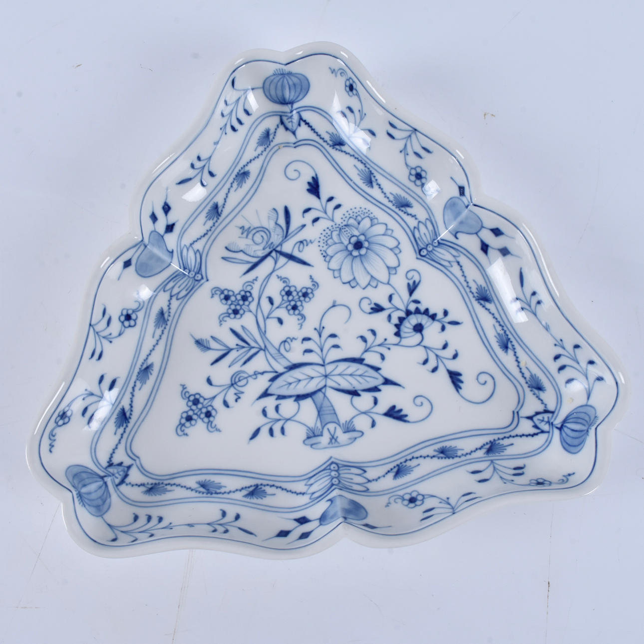 A DISH, PORCELAIN, The Onion Pattern, Meissen.