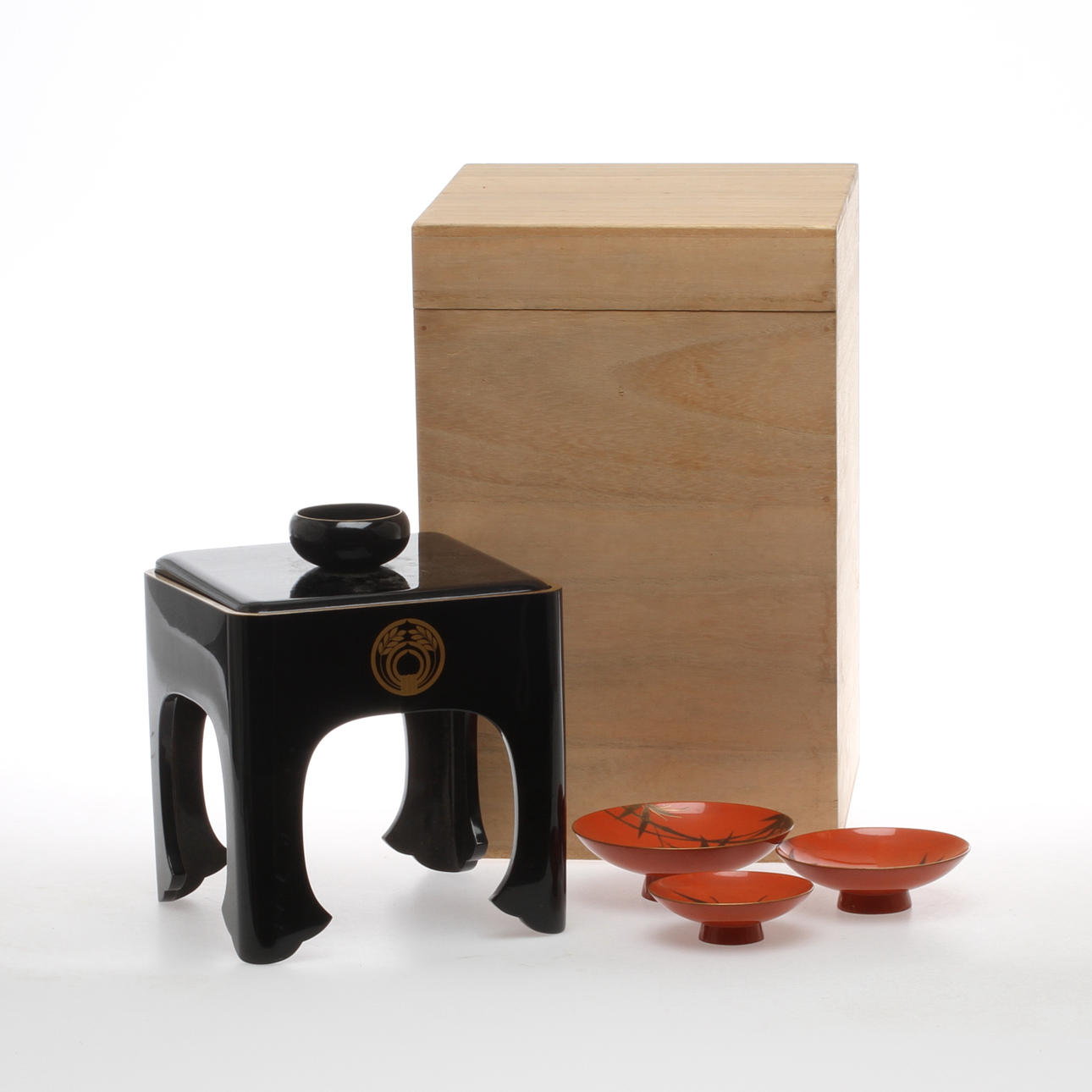 BOX, på ben, VINKOPPAR, 3 st, lackarbete, Japan, 1900-tal.