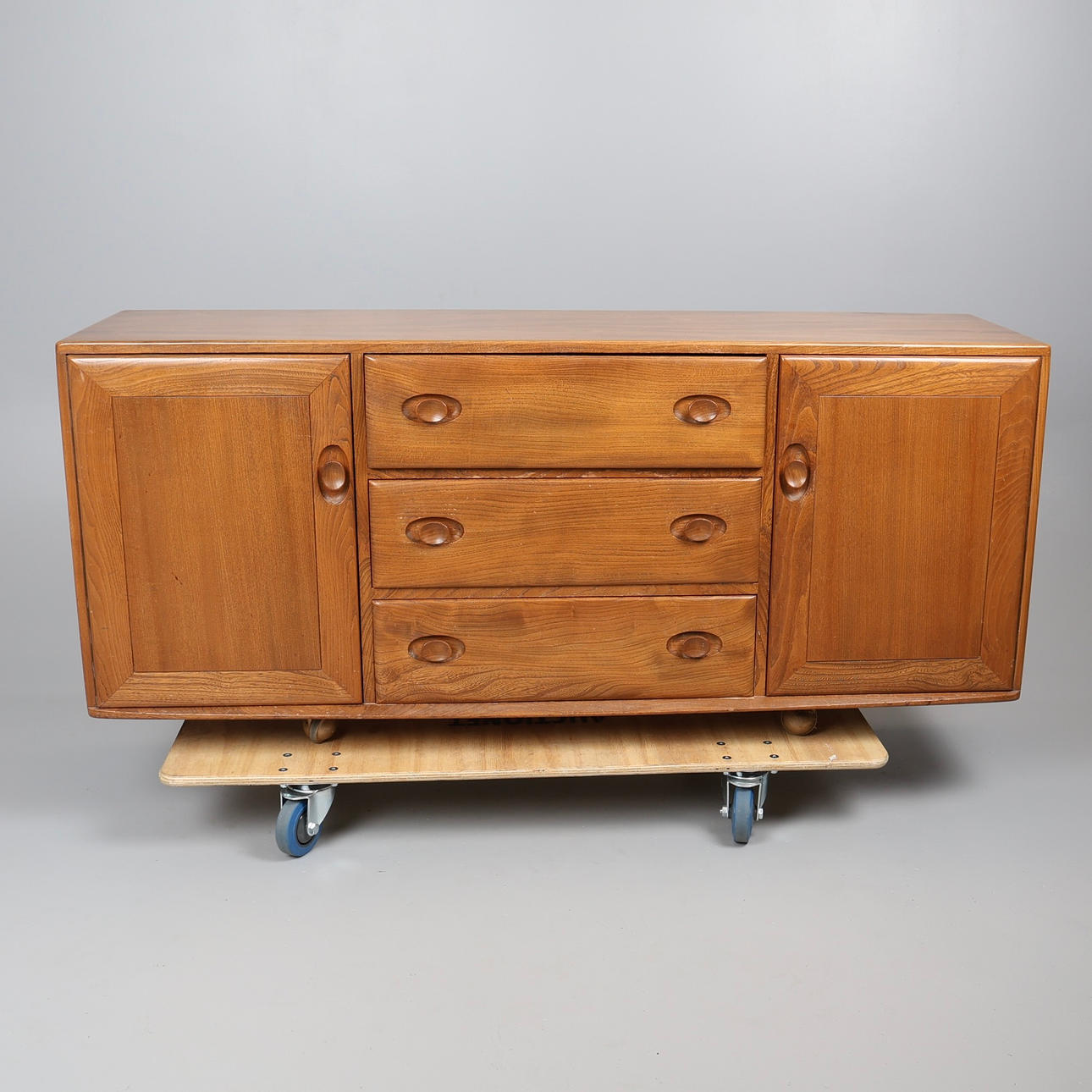 MID-CENTURY ERCOL WINDSOR ELM SIDEBOARD.