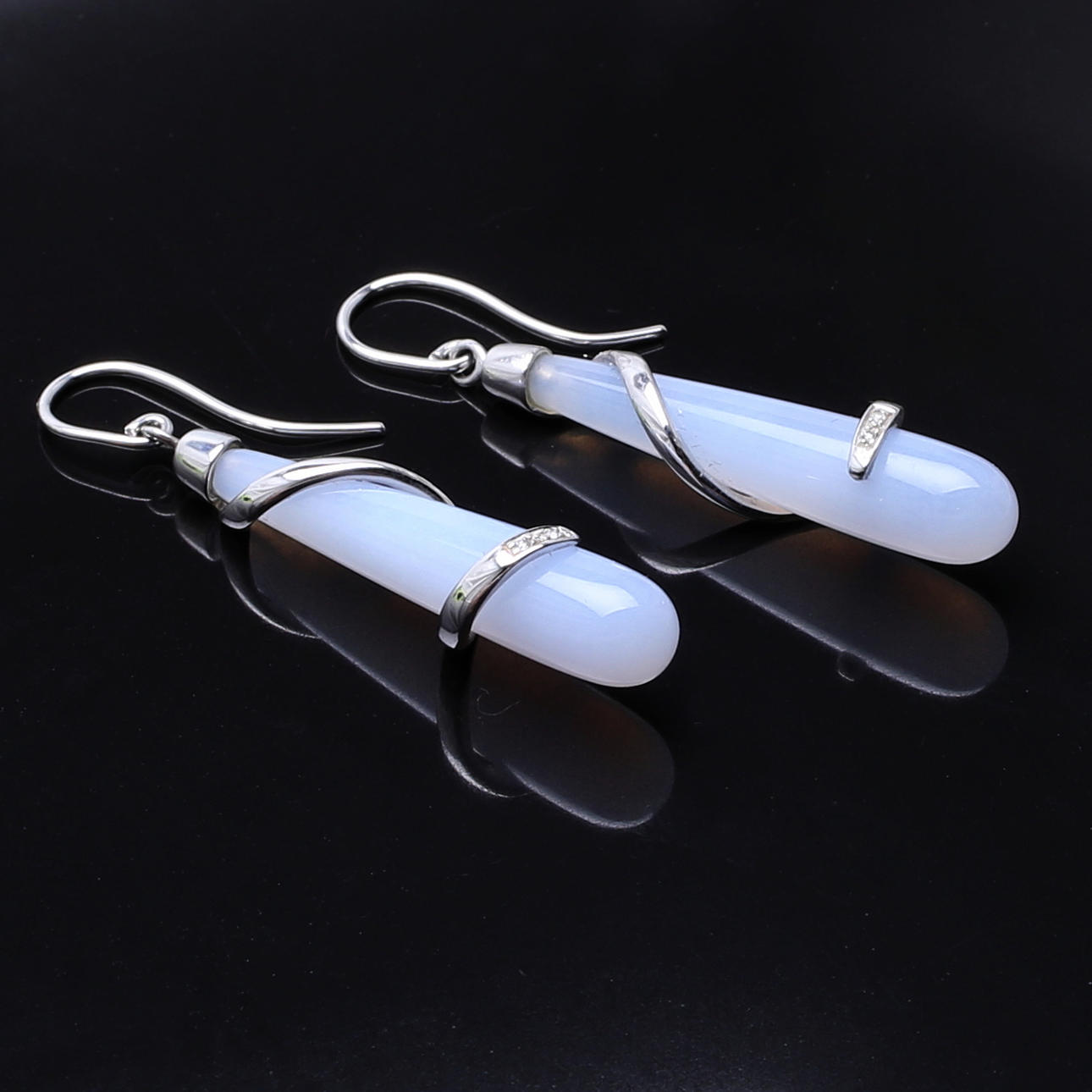 ÖRHÄNGEN i 18 K vitguld med droppformade månstenar och diamanter 0,10 ct.