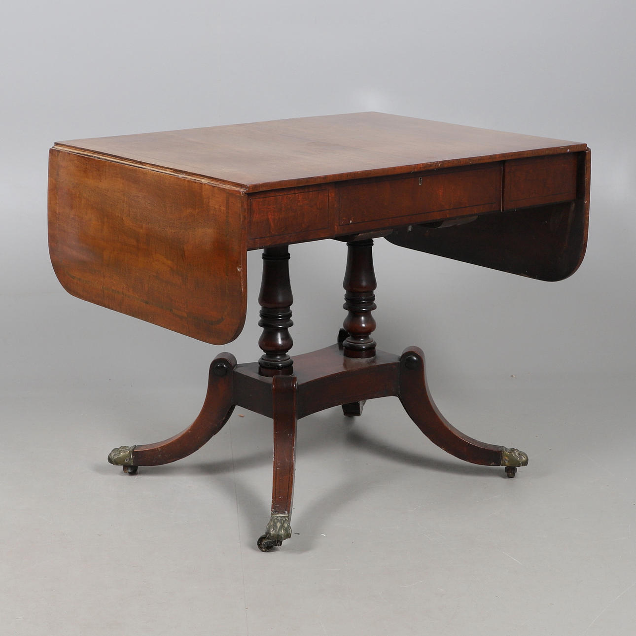 UNA MESA PEMBROKE DE CAOBA REGENCY.