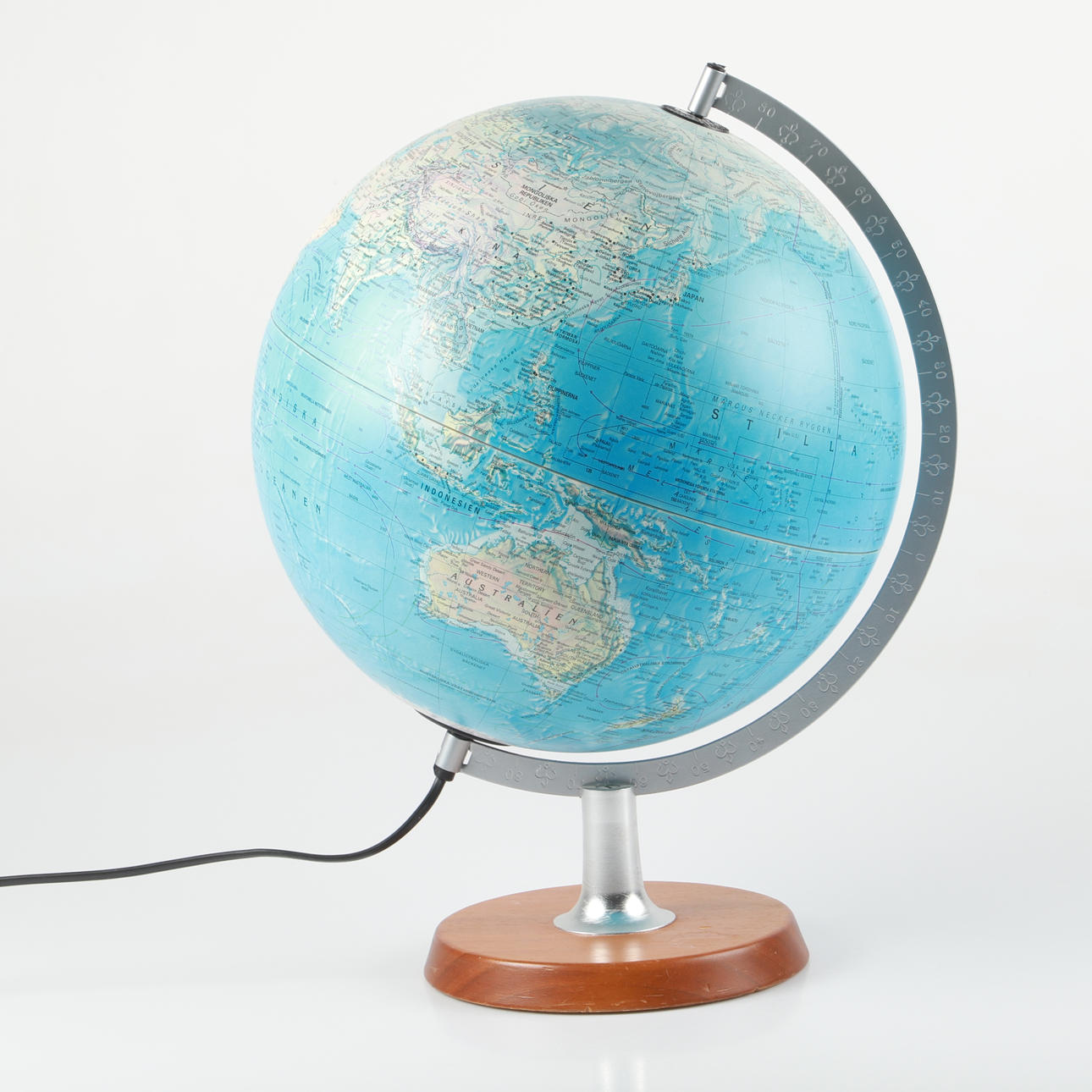 GLOBE MED BELYSNING, Scan-Globe A/S, Danmark.