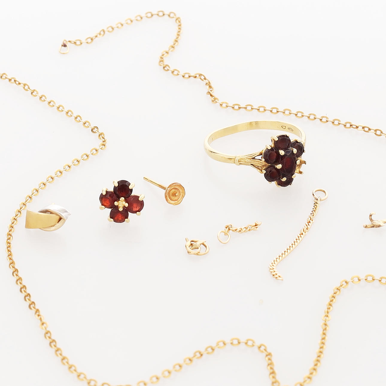 SCRAP GOLD, 18k, total weight 7,30 grams.