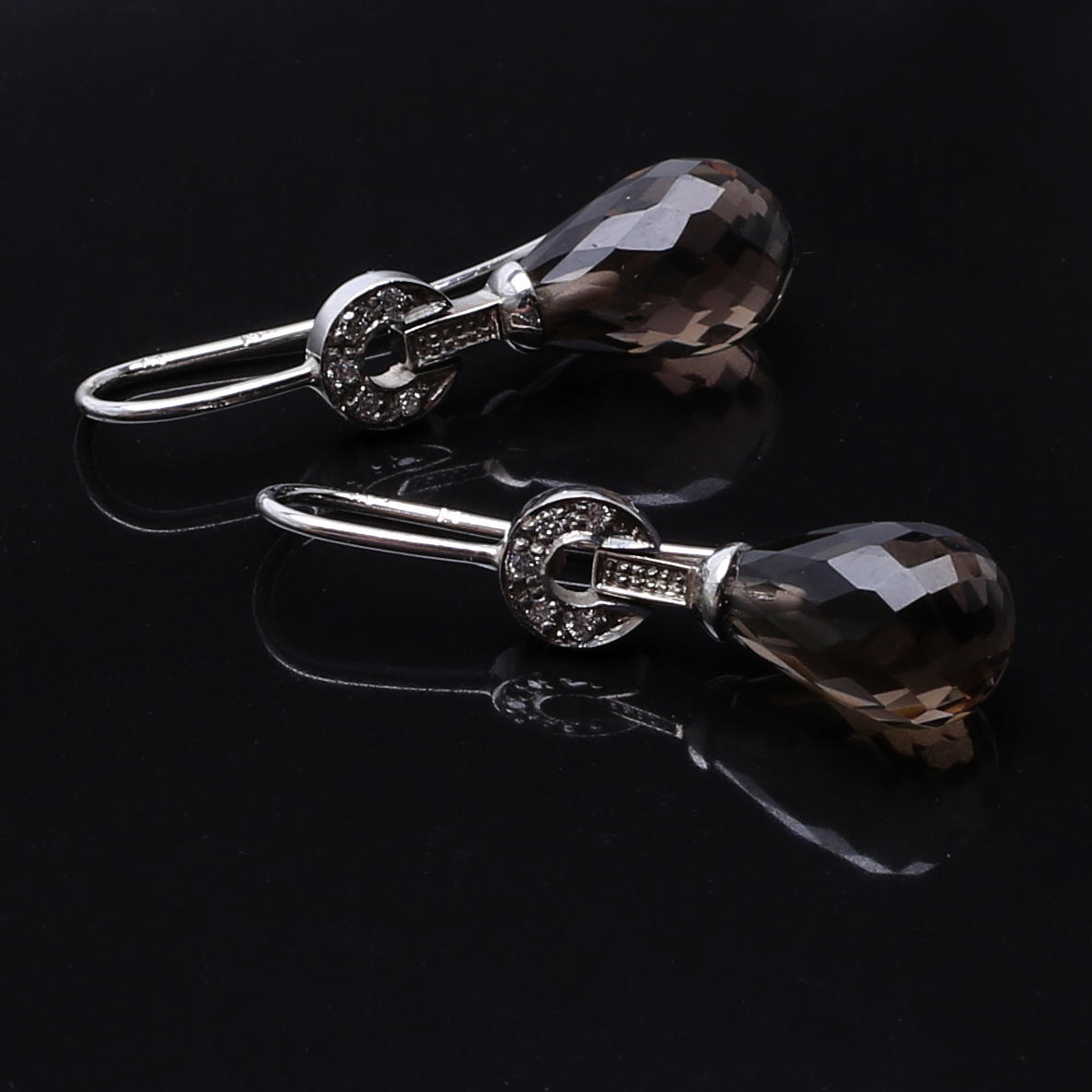 ÖRHÄNGEN i 18 K vitguld med brioletteslipad rökkvarts och diamanter 0,08 ct TW/vs-si.