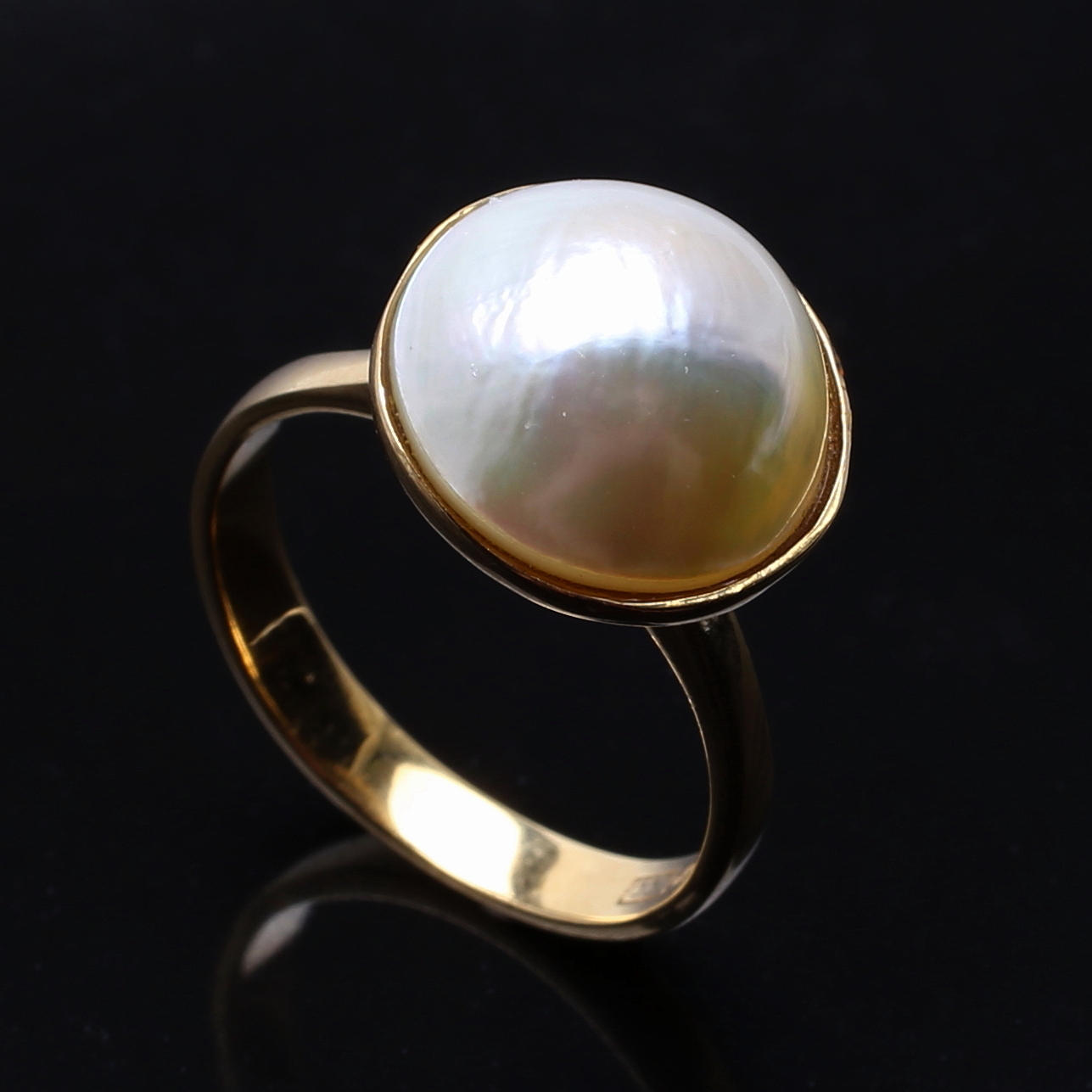 RING i 18 K gult guld med mabépärla.