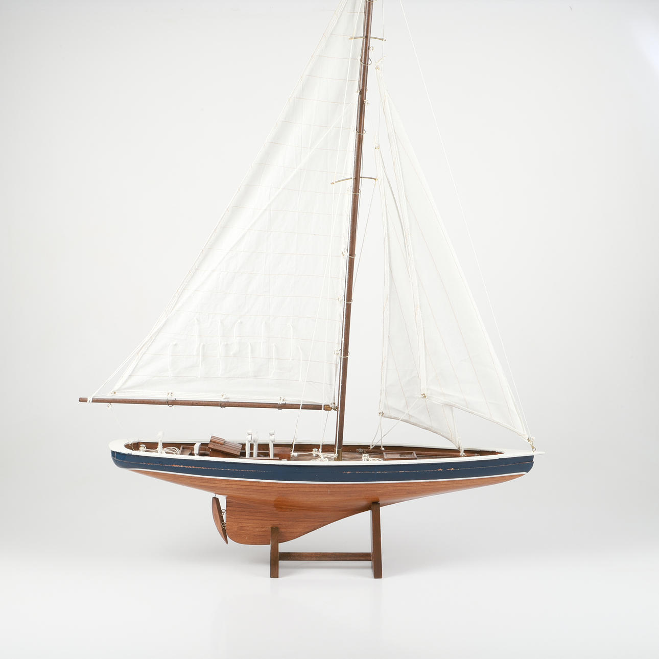 Modellboot aus Holz/Textil, zweite Hälfte des 20. Jahrhunderts.