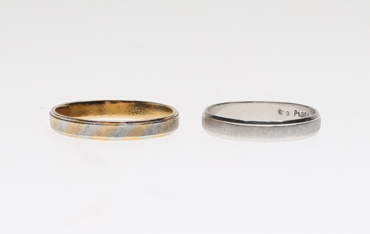 RINGAR, 2 st, platina, röd och vit, vikt ca 6,5 gram.