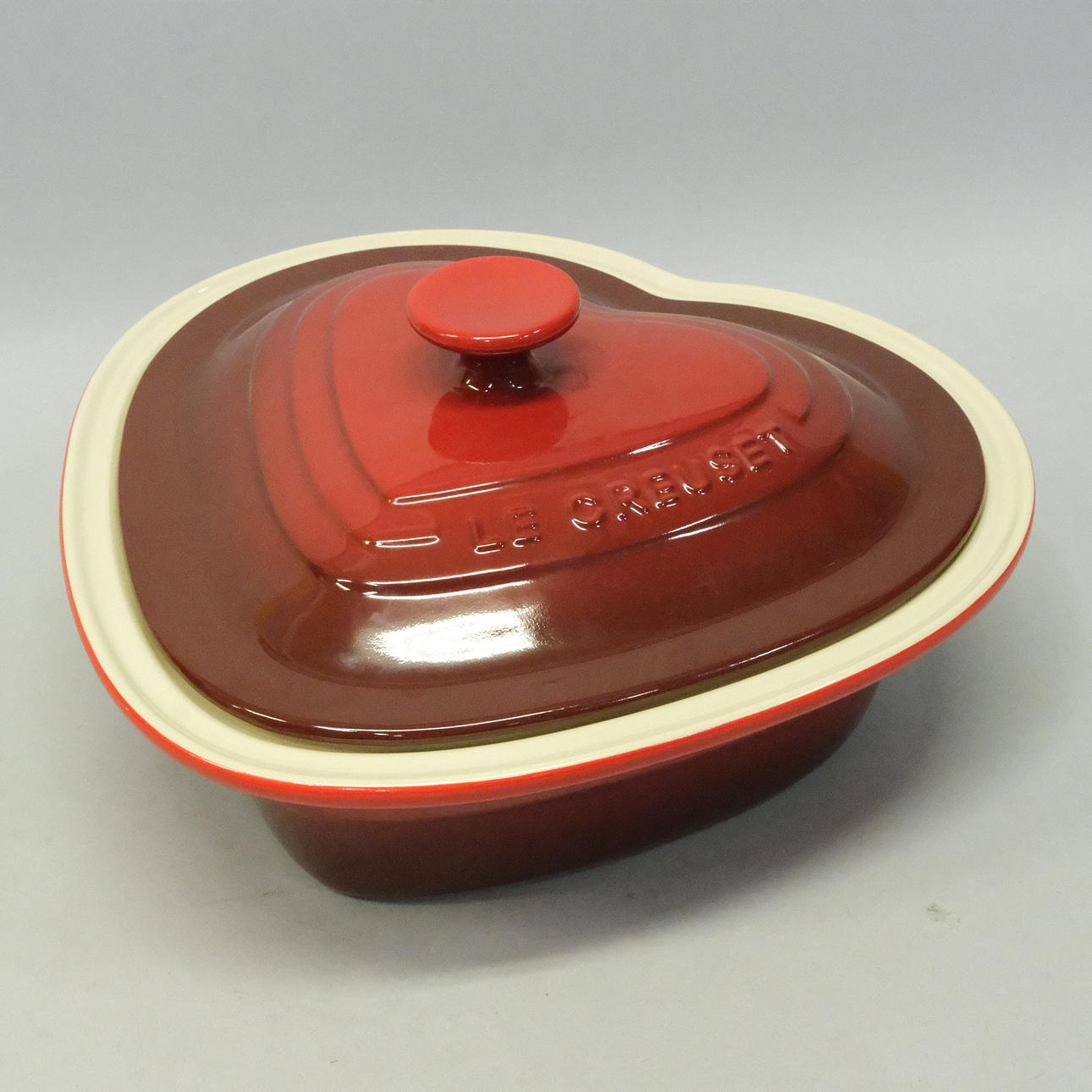 LE CREUSET, HJERTEFORMET BAGEPLADE MED LÅG.
