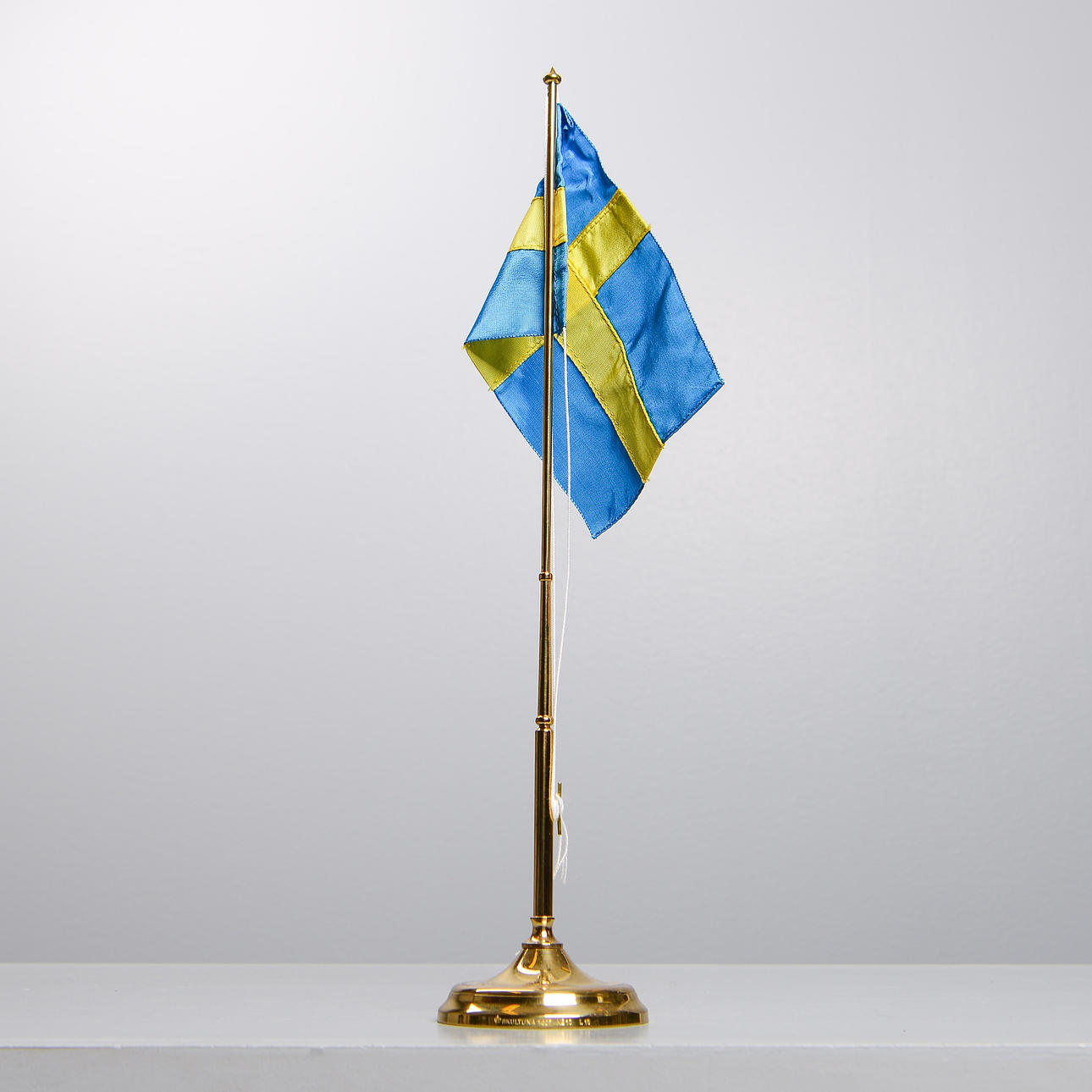 SKULTUNA, table flag, brass.