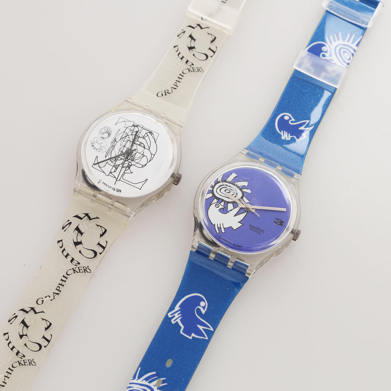 Un juego de 2 relojes de pulsera, Swatch.