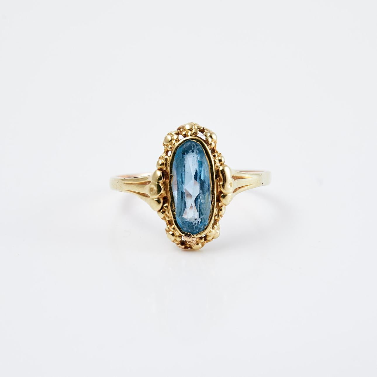 RING, 14 k guld, ovalslipad syntetisk spinel, ostämplad.