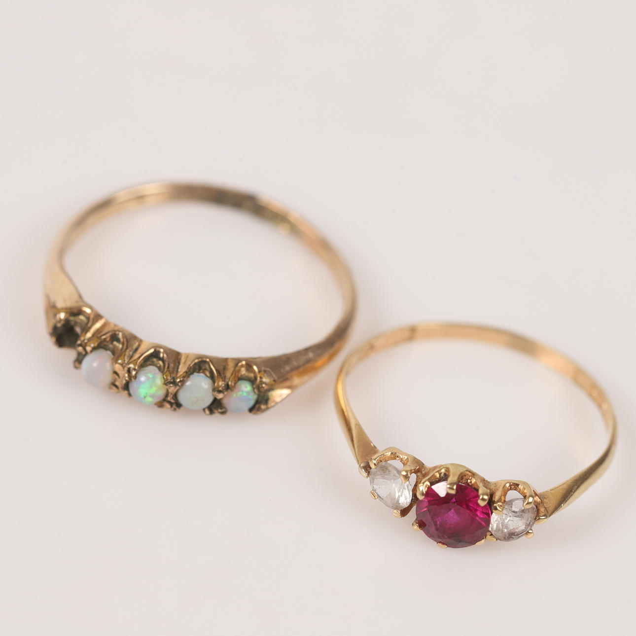 RINGE, 2 stk., 18 K guld med sten.