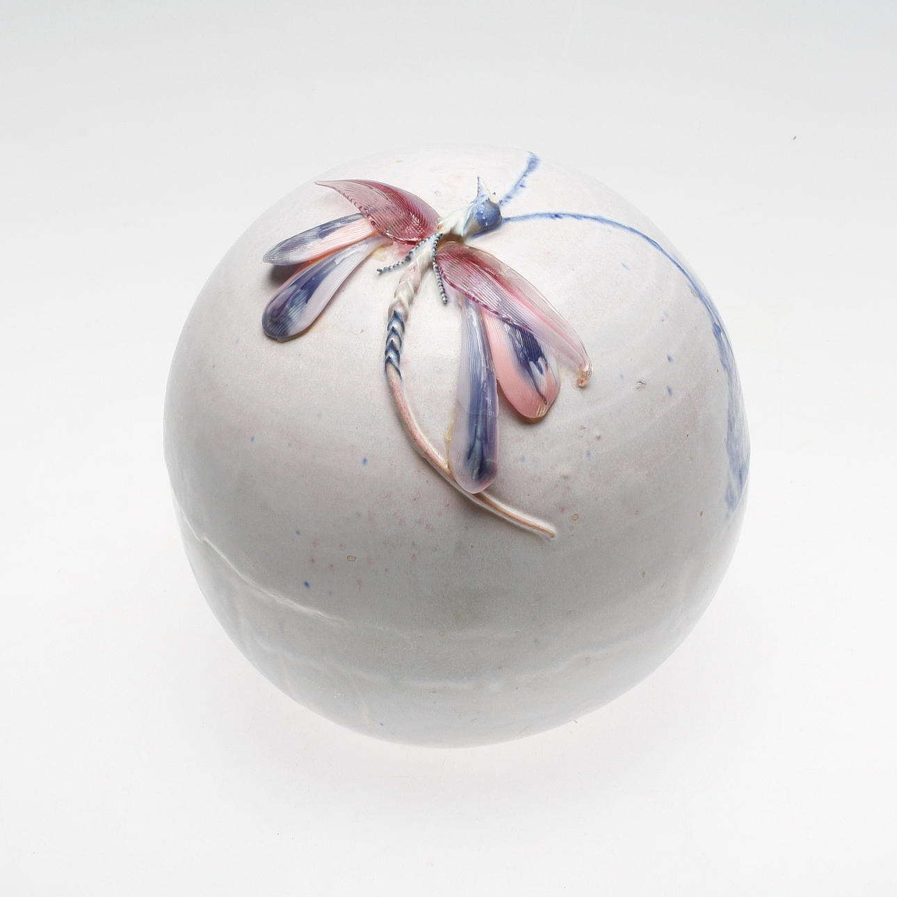 LASSE FRISK. Skulptur, keramik och glas, signerad.