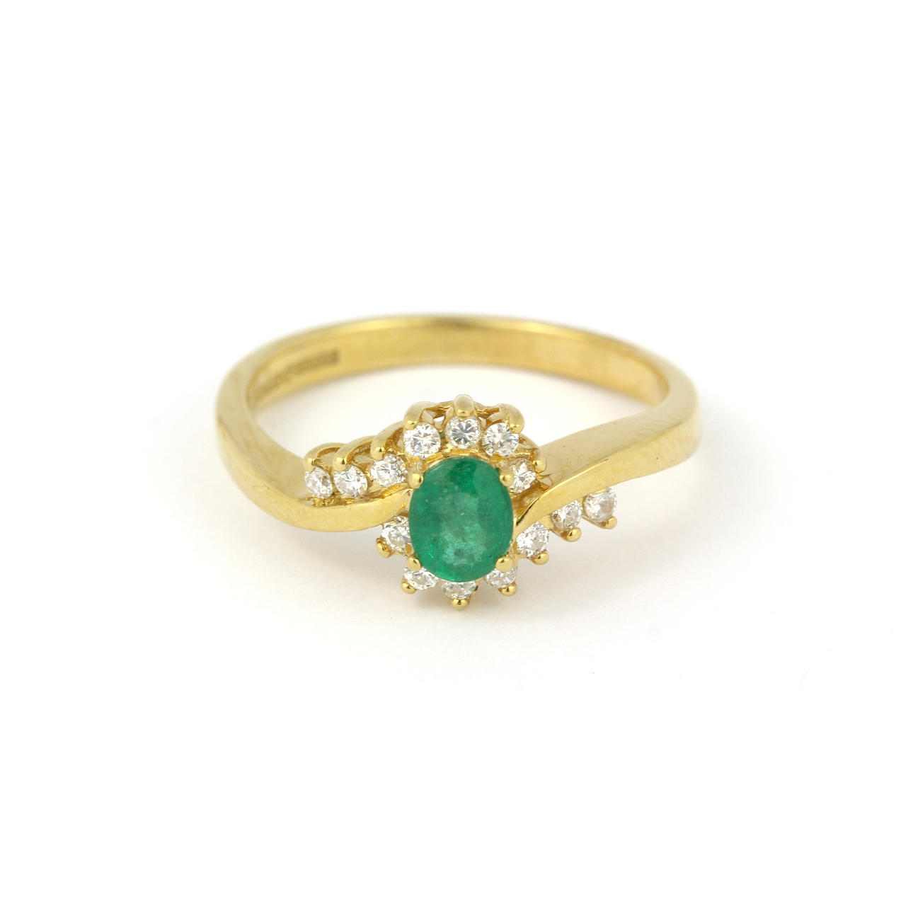 18CT GOLD EMERALD AND DIAMOND SET RING.