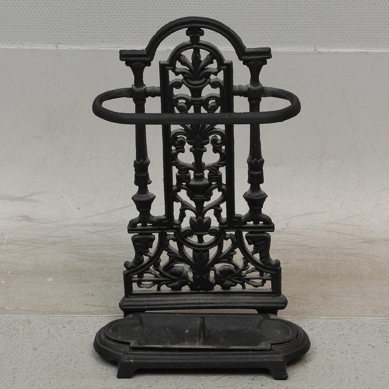 PARAPLYSTATIV, støbejern, moderne.