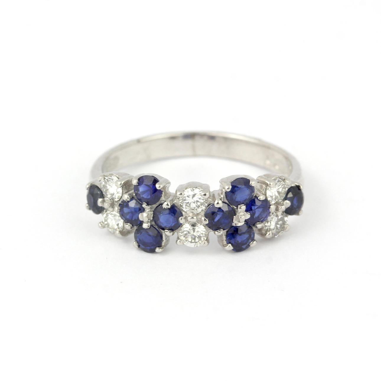 18CT WHITE GOLD SAPPHIRE & DIAMOND SET RING.
