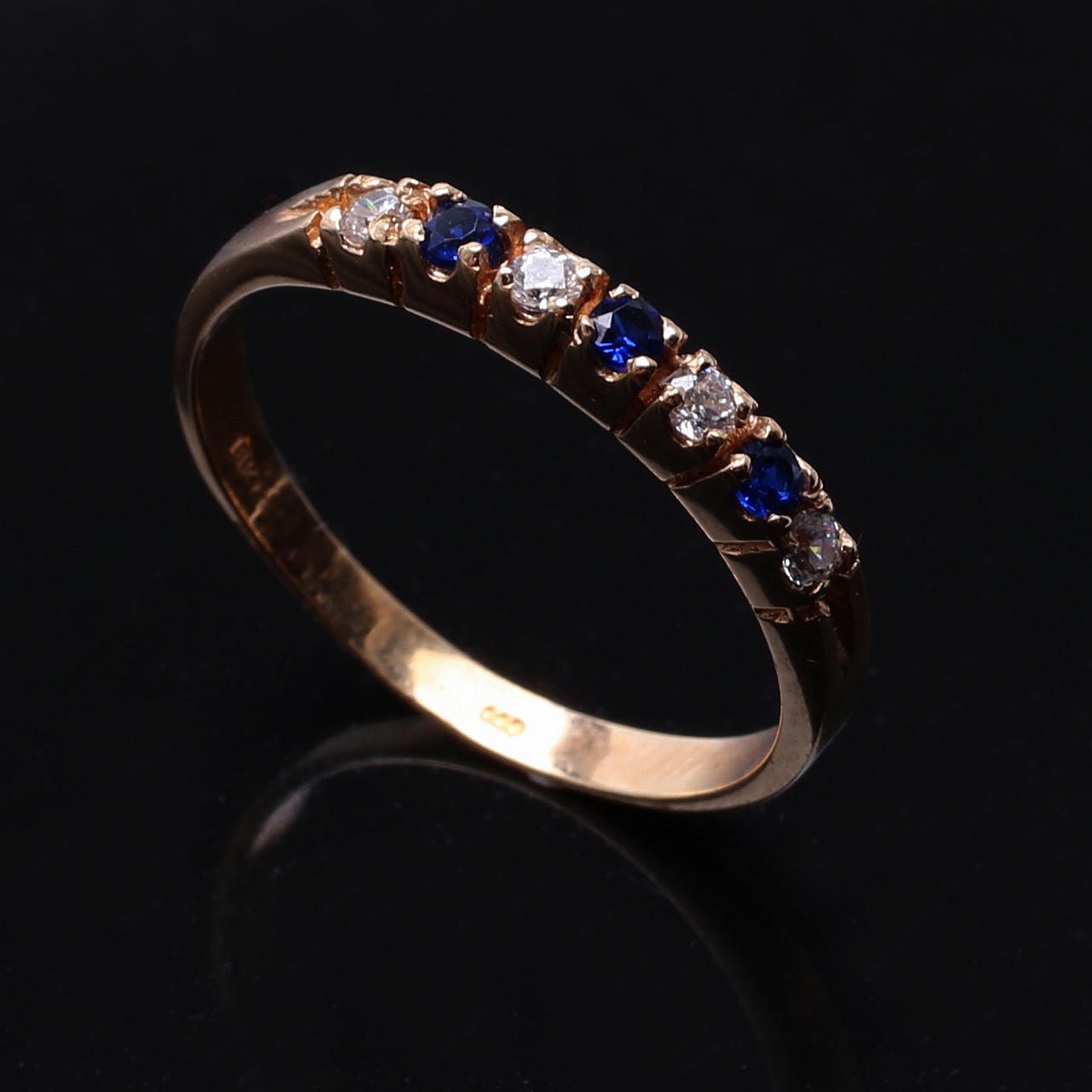 ALLIANSRING i 18 K vitguld med safir och diamant.