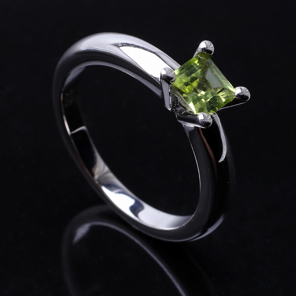 RING i 18 K vitguld med grön cubic zirkon.