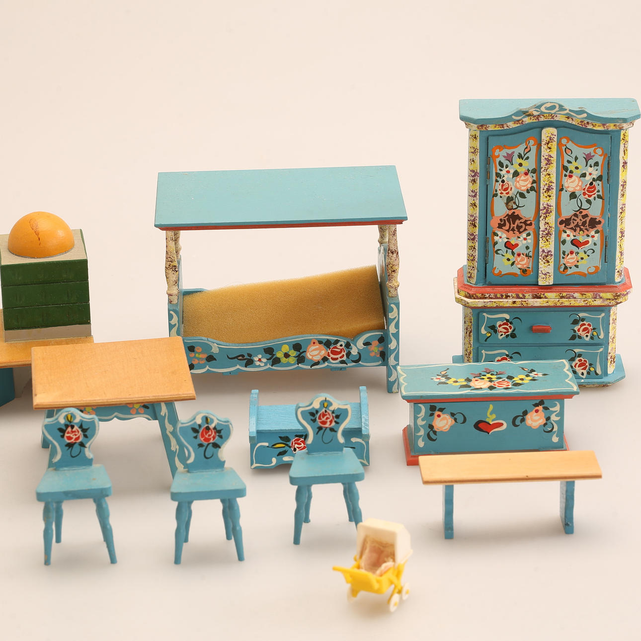 PUPPENMÖBEL, Holz, teilweise bemalt, 20. Jahrhundert.