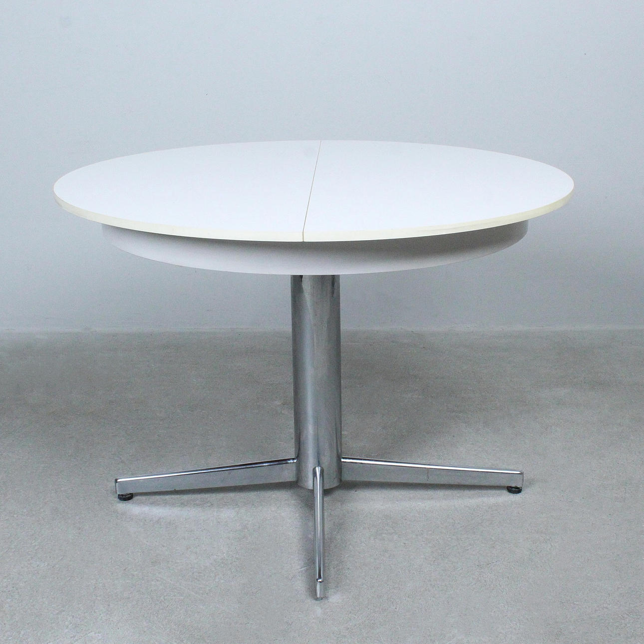 Expandable table/dining table.