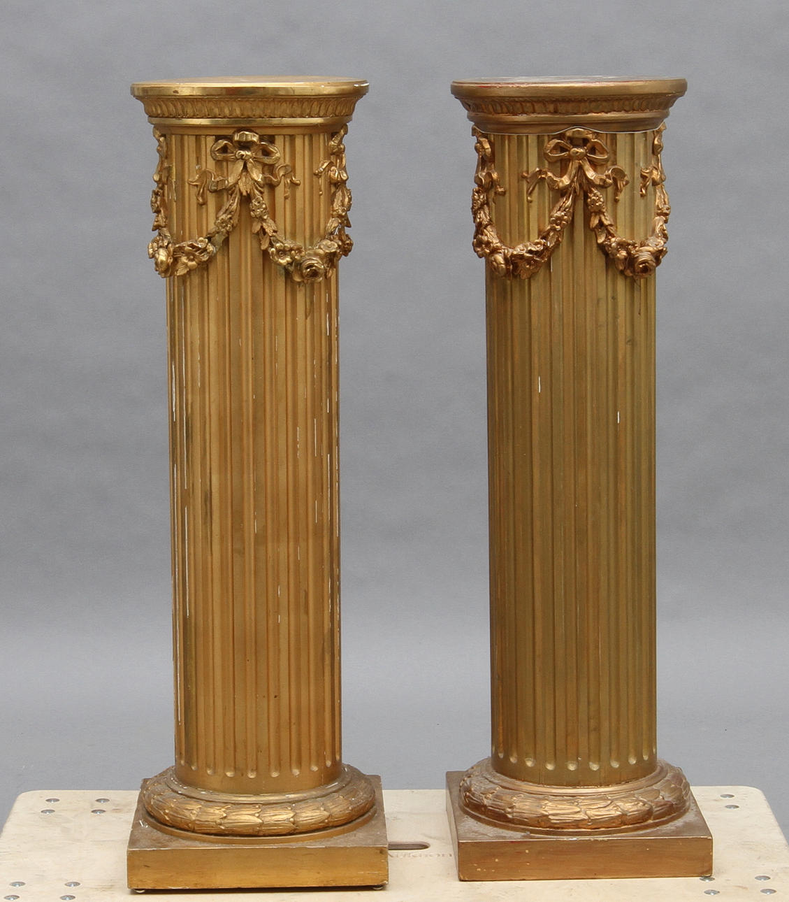 PIEDESTALER, ett par, gustaviansk stil, sekelskiftet 1800/1900-tal.