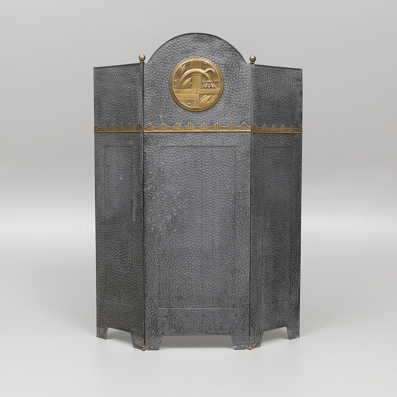 BRASSKÄRM, plåt/mässing, 1900-talets första hälft.