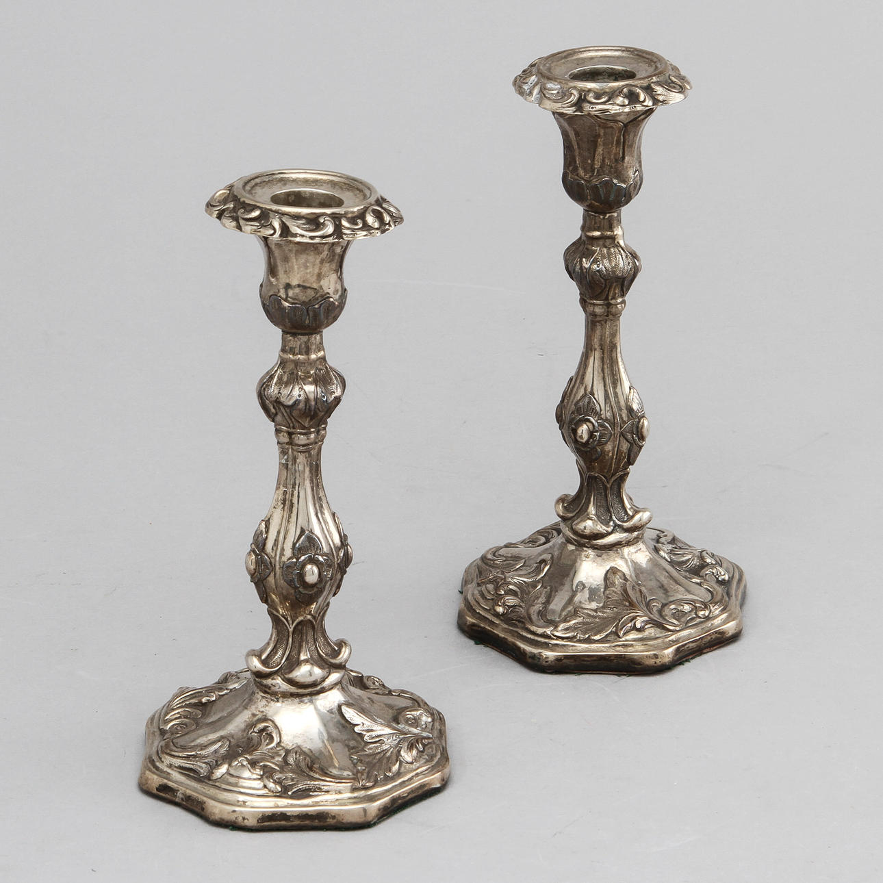 LJUSSTAKAR, ett par, silver, nyrokoko, 1855.