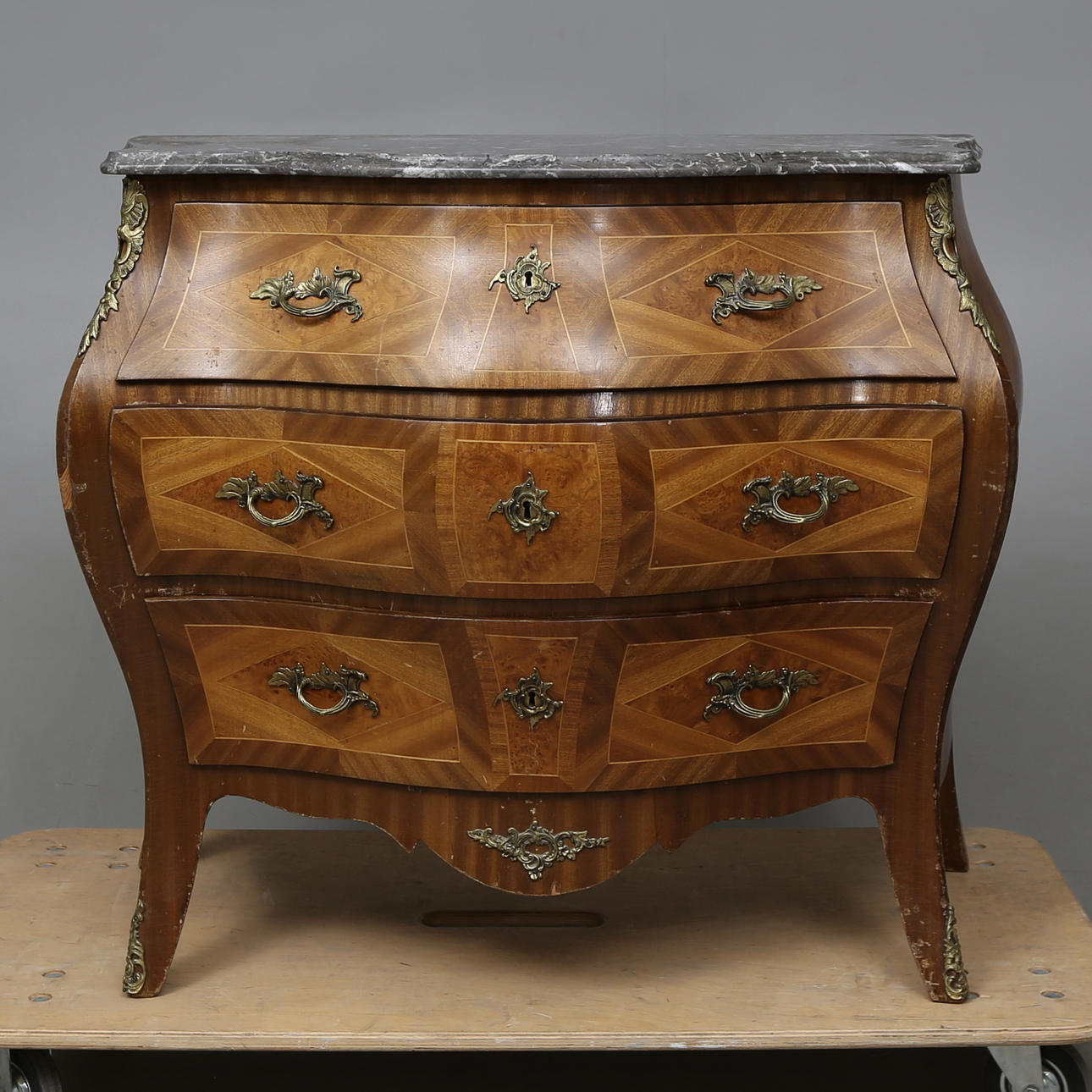 BYRÅ, rokokostil, 1900-tal.