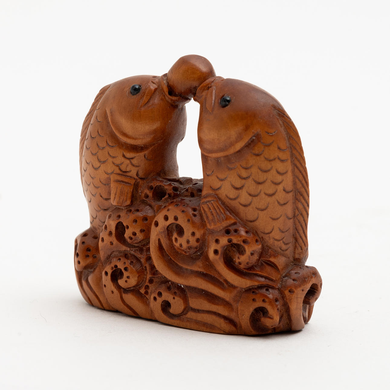 NETSUKE, pececillos. boj. firmado, Japón.
