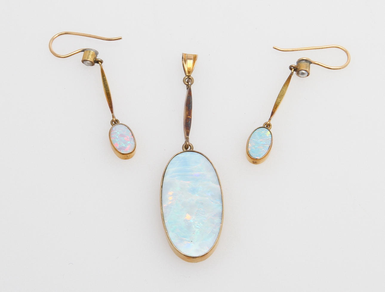 HÄNGE OCH ÖRHÄNGEN, 14k guld med opal, ca 7,7 gram.