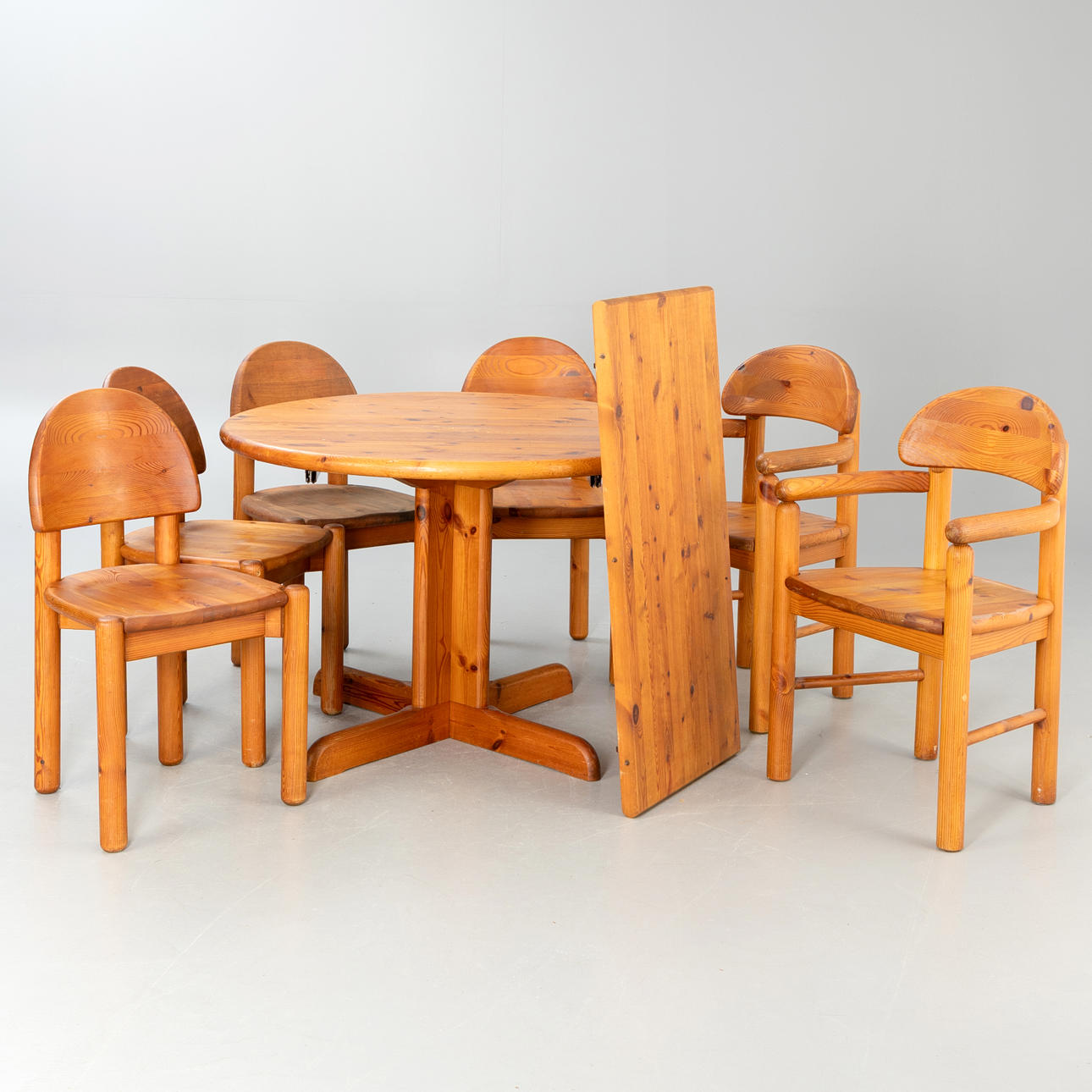 Daumiller style dining set 6 chairs + dining table with 1 extension plate.