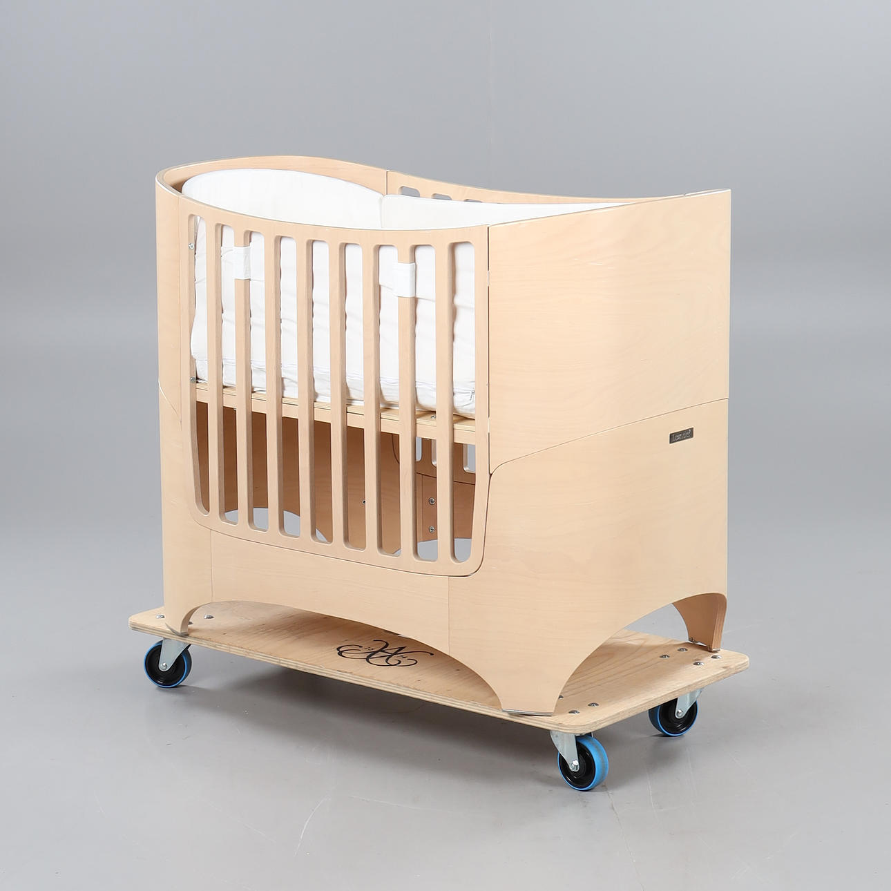 A “Leander classic baby cot” bed, contemporary.