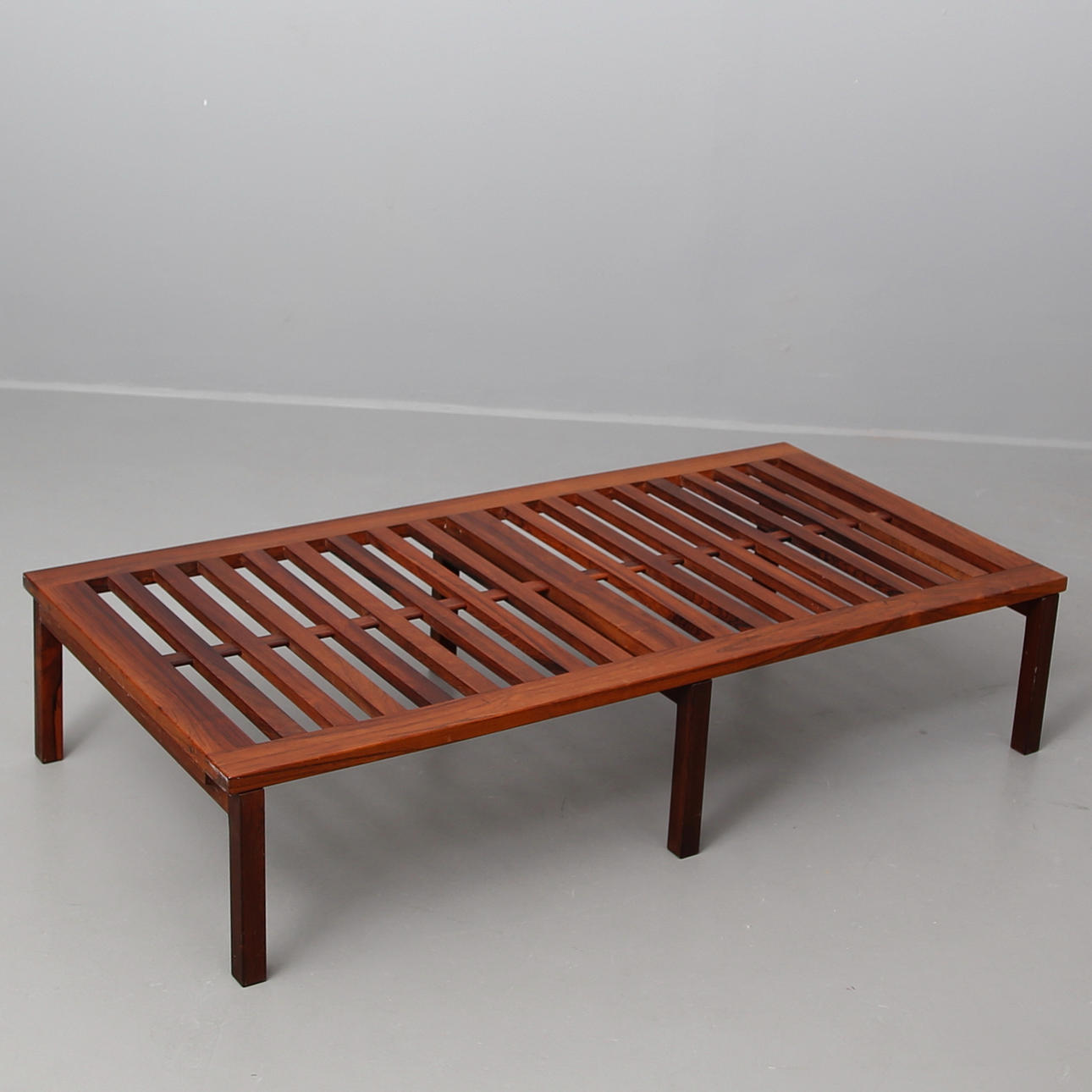 HANS J WEGNER. Bänk i palisander för Andreas Tuck, Made In Denmark. Brännstämplad.