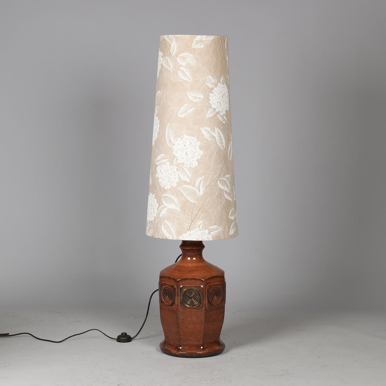 ARO LEUCHTE, large table lamp/floor lamp in glazed ceramic with plastic inserts, Germany, 1960/1970s.