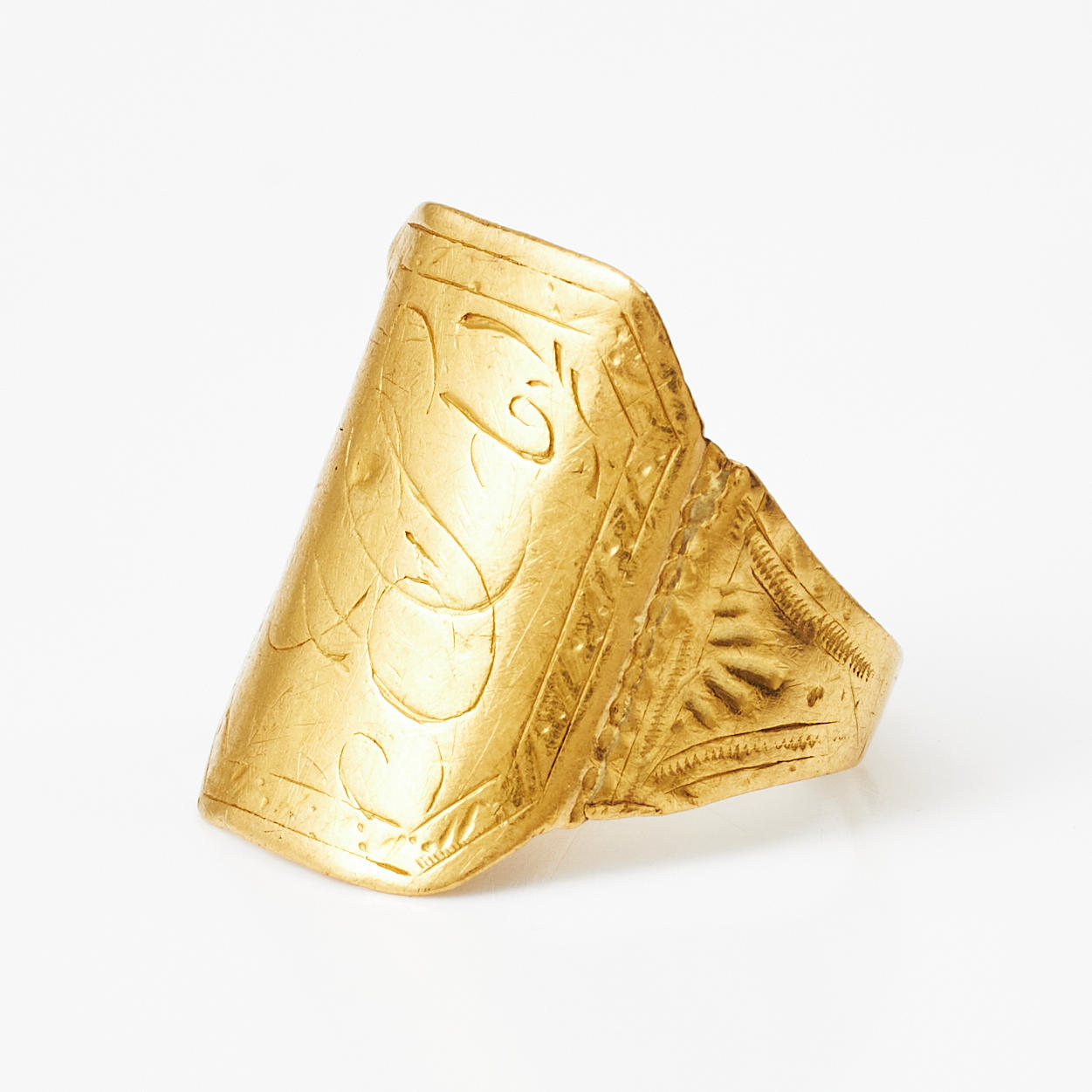 RING, 20 k gold, engraved decor and initials, Magnus Söderberg, active -1797-1834/1835, Visby 1820, (city stamp missing).