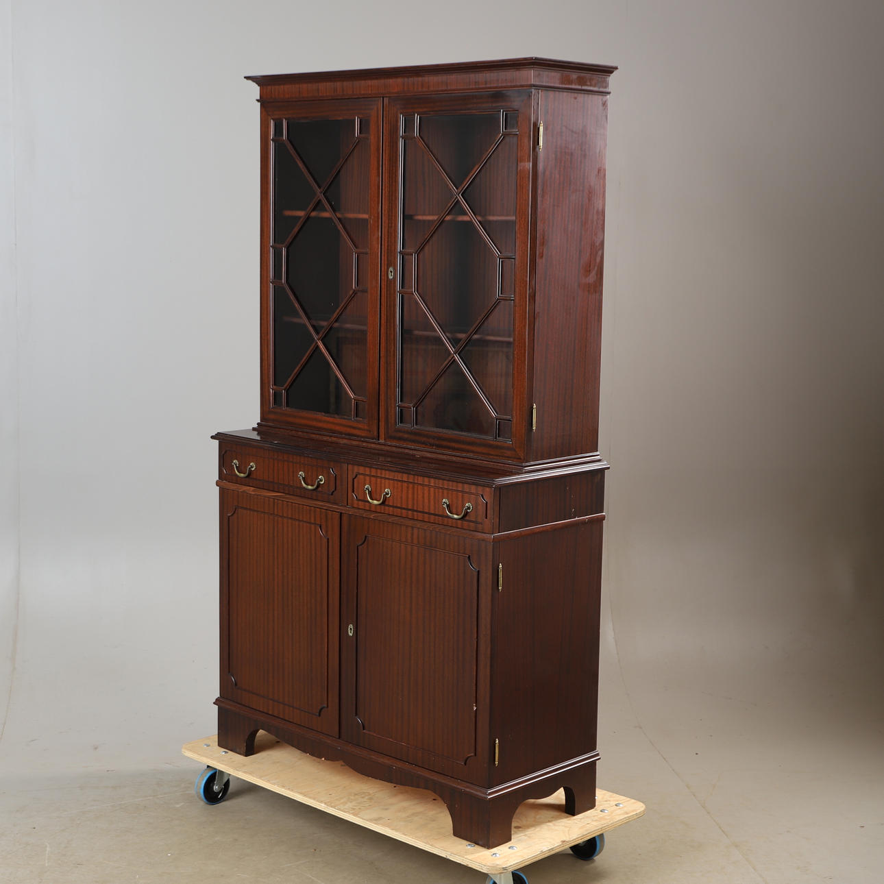 CABINET WITH DISPLAY TOP, mahogany, English style.
