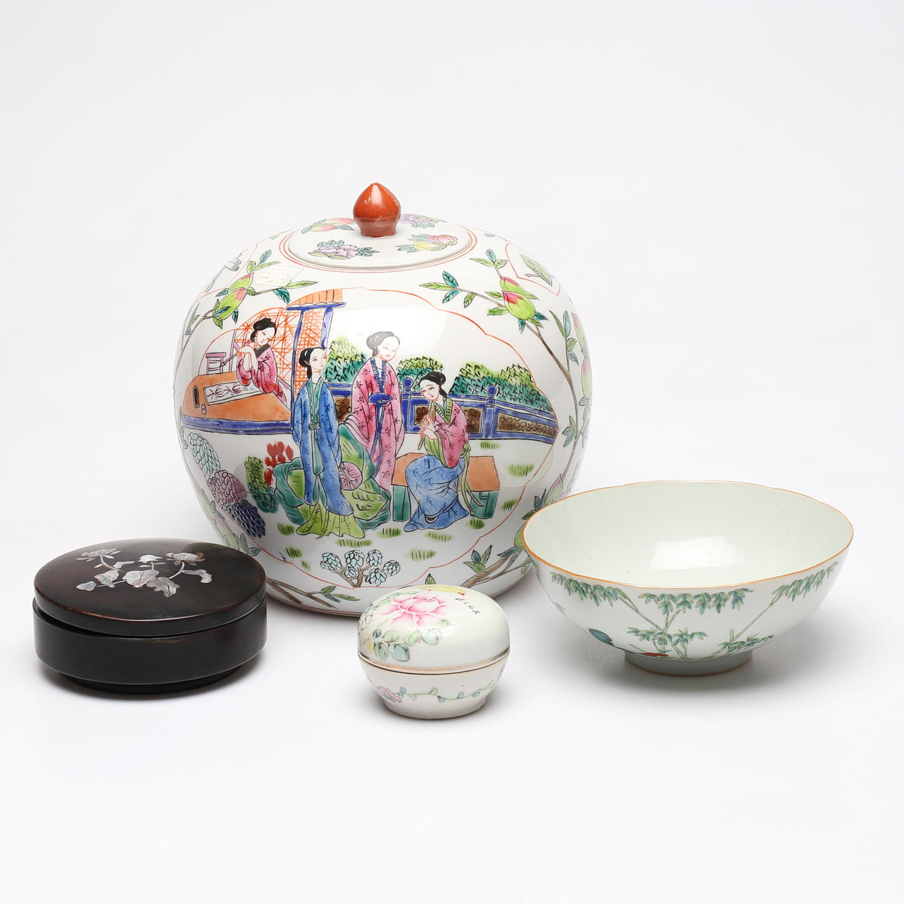 ORIENTAL OBJECTS, 4 kpl, enimmäkseen posliinia.