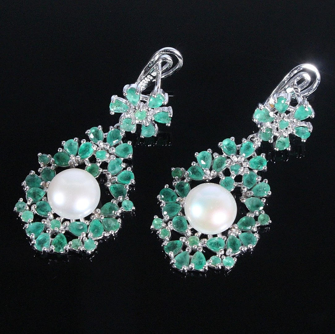 Ohrhänger mit Smaragd und Perle, 925er Silber.