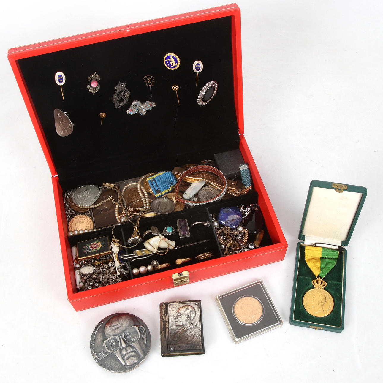 KORUT & MITALIT, laatikossa, 1900-luku.