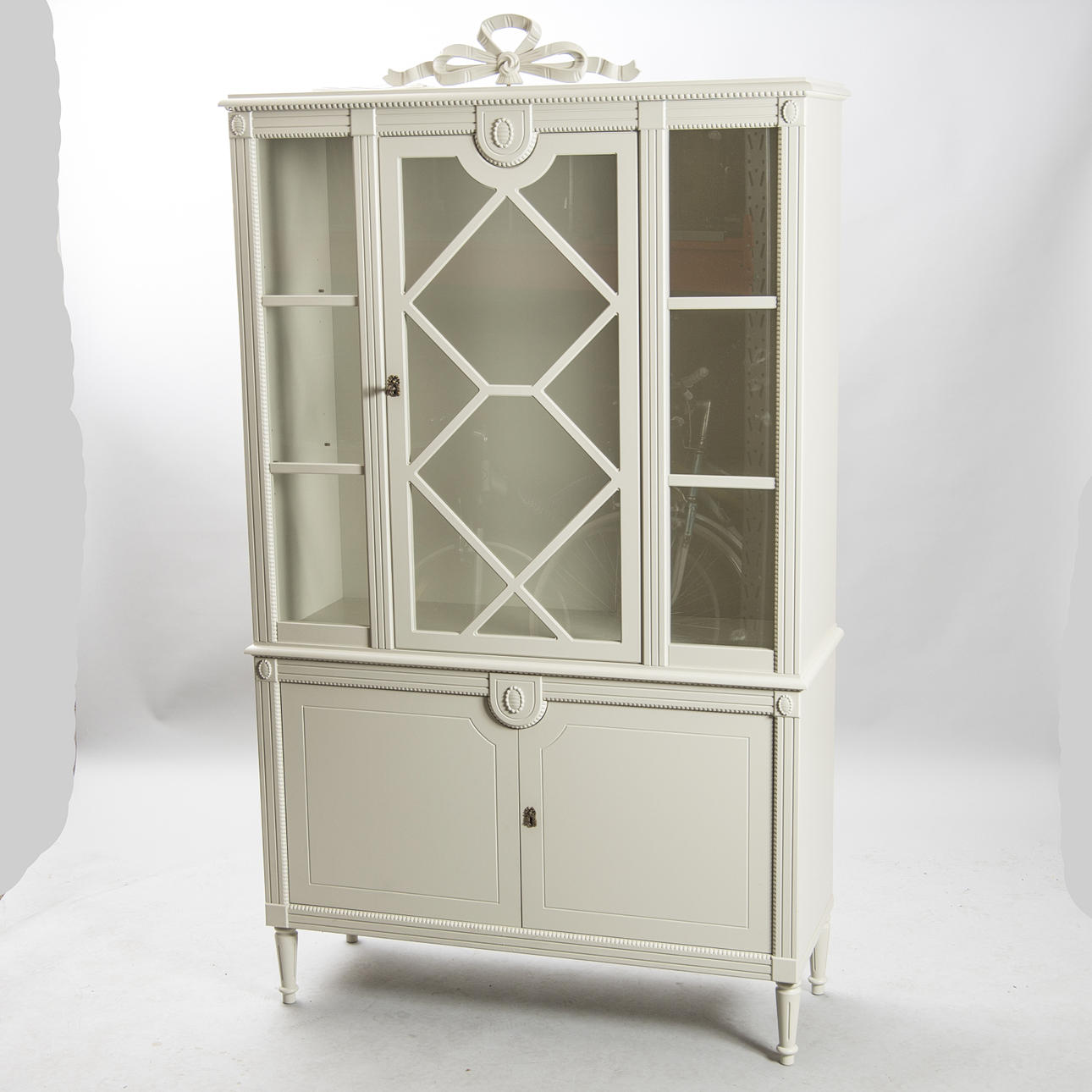 MATSALSSKÅP MED VITRINÖVERDEL, vitmålat, gustaviansk stil, sent 1900-tal.