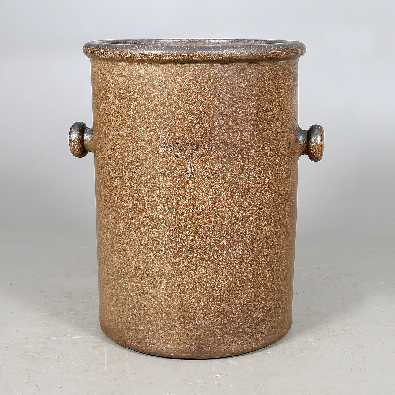 FÖRVARINGSKÄRL/TUNNA, saltglaserat stengods, drejad av Hilding Hansson, Höganäsbolaget. 1900-talets första del.