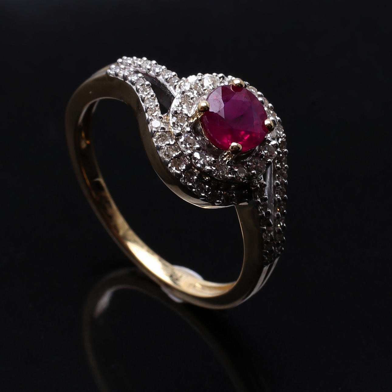 RING i 18 K gult guld med rubin och briljanter.