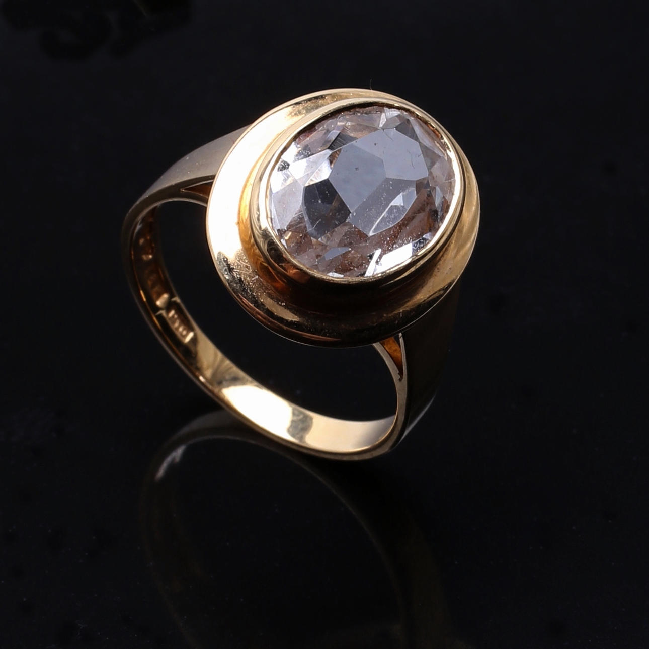 RING i 18 K gult guld med stor cubic zirkon. Sandberg 1987.