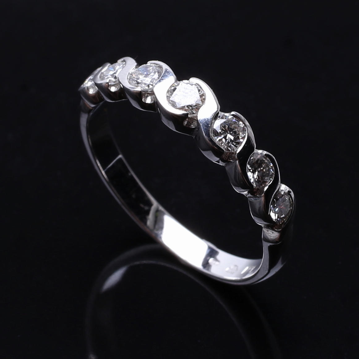 ALLIANSRING, 18 K vitguld med diamanter 0,55 ct w/vs-si. Hans Strömdahl, Stockholm.