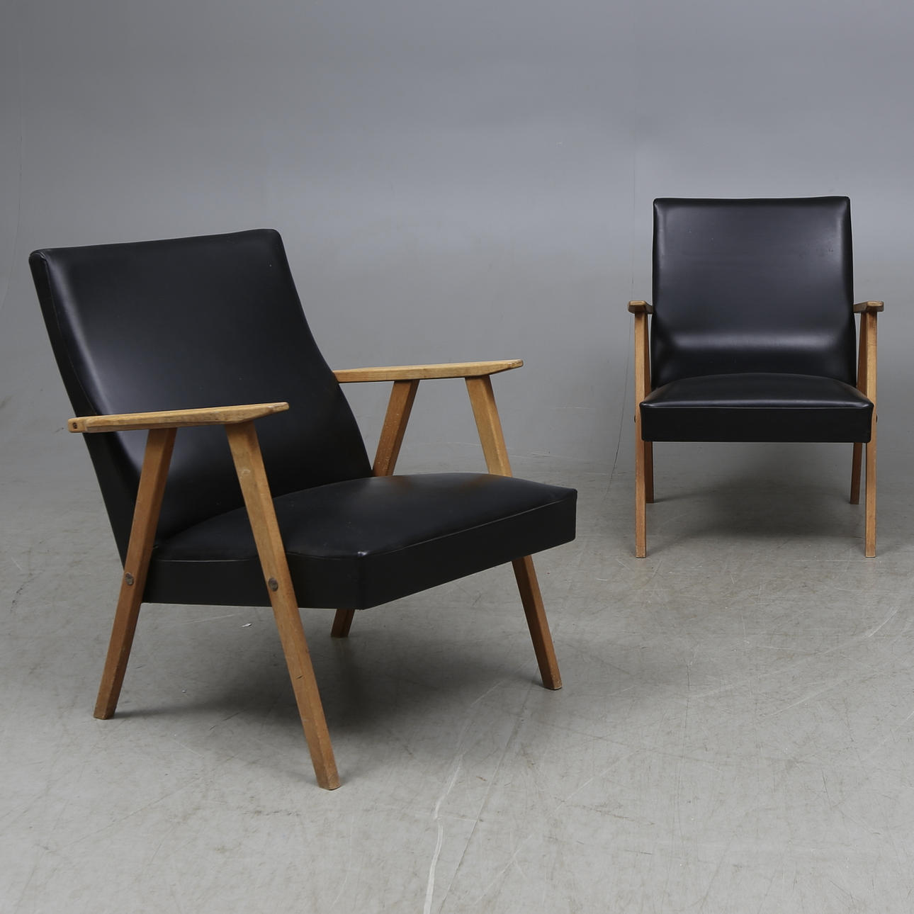 KARMFÅTÖLJER, ett par, 1960/70-tal.