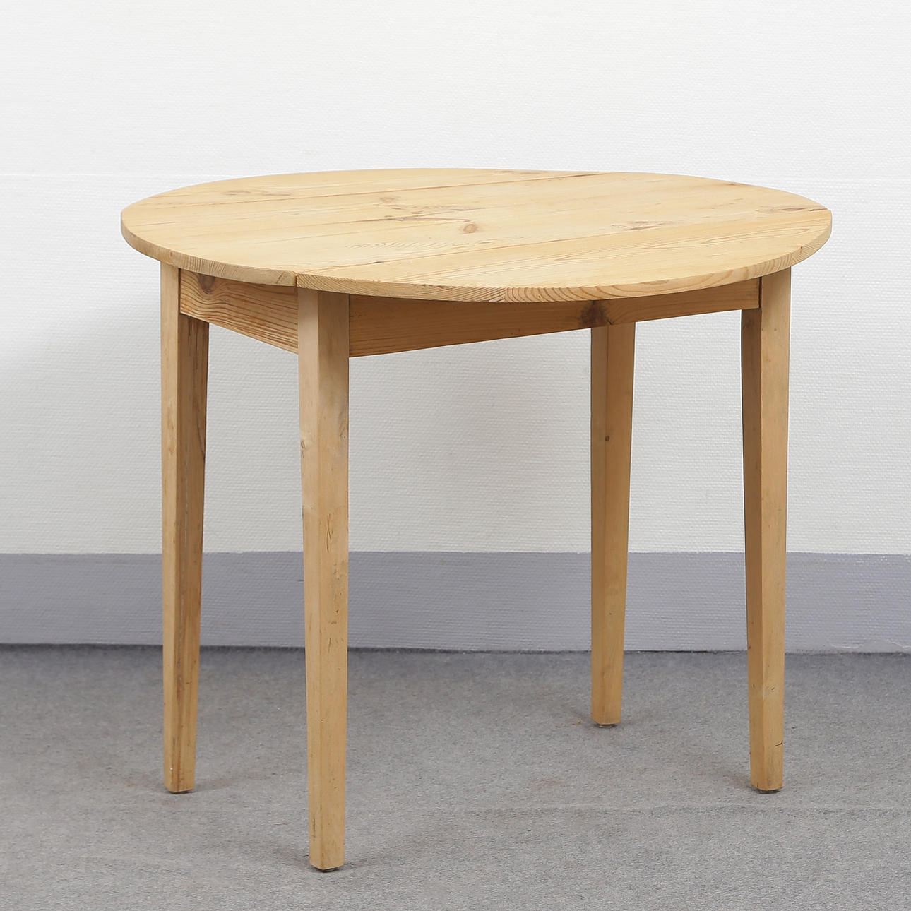 ALMOGE, FOLDING TABLE WITH CHAIRS, PINE, PREVIOUSLY PAINTED, EARLY 19TH CENTURY.