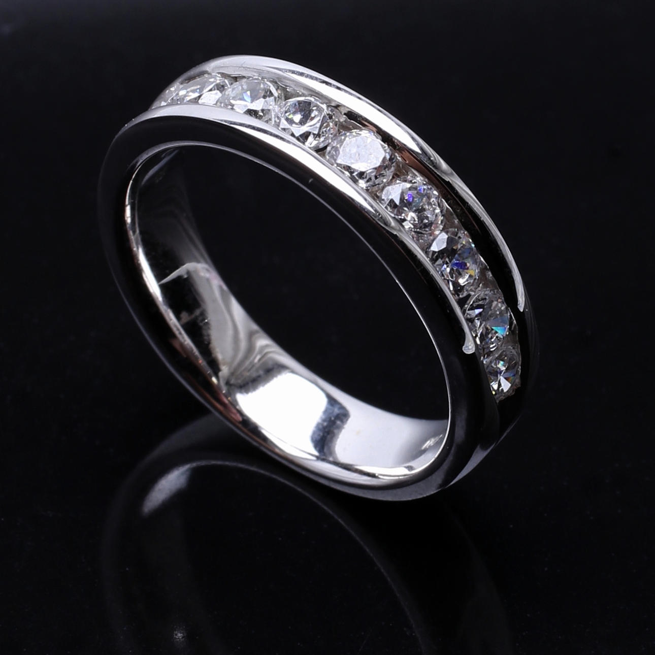 ALLIANSRING i 18 K vitguld med cubic zirkoner.